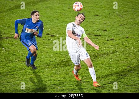 Denderleeuw, Belgien. 31. März 2023. Claude Antoine De Bodt von Dender und Tuur Rommens von Jong Genk in Aktion während eines Fußballspiels zwischen Dender EH und Jong Genk (U23), Freitag, den 31. März 2023 in Denderleeuw, am 5. Tag der Relegation Play-offs während der 1B. Division der belgischen Meisterschaft „Challenger Pro League“ 2022-2023. BELGA FOTO TOM GOYVAERTS Kredit: Belga News Agency/Alamy Live News Stockfoto