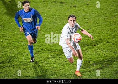 Denderleeuw, Belgien. 31. März 2023. Claude Antoine De Bodt von Dender und Tuur Rommens von Jong Genk in Aktion während eines Fußballspiels zwischen Dender EH und Jong Genk (U23), Freitag, den 31. März 2023 in Denderleeuw, am 5. Tag der Relegation Play-offs während der 1B. Division der belgischen Meisterschaft „Challenger Pro League“ 2022-2023. BELGA FOTO TOM GOYVAERTS Kredit: Belga News Agency/Alamy Live News Stockfoto