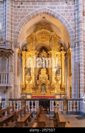 Europa, Portugal, Evora. 20. April 2022. Goldener Altar in der Kirche von Saint Francisco. Stockfoto