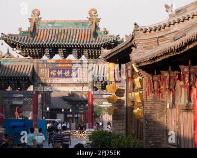 Typische Straßenszene in Pingyao, offiziell die antike Stadt Pingyao, eine ummauerte Stadt im Zentrum von Shanxi, berühmt für ihre Bedeutung in der chinesischen Wirtschaftsgeschichte. VR CHINA. China. (125) Stockfoto