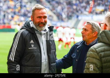 Cheftrainer Tim Walter (Hamburger SV) und Klaus Allofs, GER, Fortuna Düsseldorf vs. Hamburger SV, Fussball, 2. Bundesliga, 26. SPIELTAG, SPIELZEIT 2022/2023, 31.03.2023 DFL-VORSCHRIFTEN VERBIETEN DIE VERWENDUNG VON FOTOS ALS BILDSEQUENZEN UND/ODER QUASI-VIDEO. Kredit: Ant Palmer / Alamy Live News Stockfoto