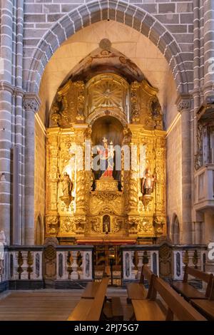 Europa, Portugal, Evora. 20. April 2022. Goldener Altar in der Kirche von Saint Francisco. Stockfoto