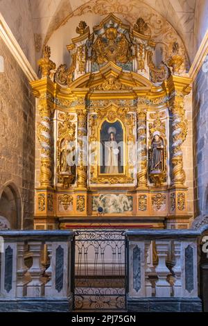 Europa, Portugal, Evora. 20. April 2022. Goldener Altar in der Kirche von Saint Francisco. Stockfoto