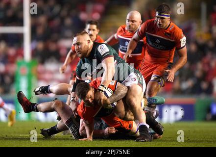 Luke Crosbie in Edinburgh wird von Joe Heyes von Leicester Tiger während der sechzehn-Runden-Runde des Heineken Champions Cup im Mattioli Woods Welford Road Stadium, Leicester, angegriffen. Foto: Freitag, 31. März 2023. Stockfoto