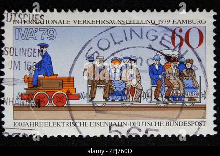 ISTANBUL, TÜRKEI - 25. DEZEMBER 2020: Deutscher Stempel zeigt den ersten elektrischen Zug 1879 Berliner Messe, Verkehrsausstellung, Hamburg ca. 1979 Stockfoto