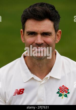 Manchester, Großbritannien. 31. März 2023. 31. März 2023, Lancashire County Cricket Club, The Emirates Old Trafford, Manchester England; Lancashire County Cricket Club 2023 Media Day; James Anderson aus Lancashire posiert während des heutigen Media Day im Emirates Old Trafford vor dem Beginn der Cricket Season 2023 für die Kameras. Gutschrift: Action Plus Sportbilder/Alamy Live News Stockfoto