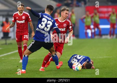 Felix Klaus (Fortuna Düsseldorf) unter druck von Noah Katterbach (Hamburger SV) GER, Fortuna Düsseldorf vs. Hamburger SV, Fussball, 2. Bundesliga, 26. SPIELTAG, SPIELZEIT 2022/2023, 31.03.2023 DFL-VORSCHRIFTEN VERBIETEN DIE VERWENDUNG VON FOTOS ALS BILDSEQUENZEN UND/ODER QUASI-VIDEO. Kredit: Ant Palmer/Alamy Live News Stockfoto