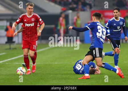 Felix Klaus (Fortuna Düsseldorf) unter druck von Noah Katterbach (Hamburger SV) GER, Fortuna Düsseldorf vs. Hamburger SV, Fussball, 2. Bundesliga, 26. SPIELTAG, SPIELZEIT 2022/2023, 31.03.2023 DFL-VORSCHRIFTEN VERBIETEN DIE VERWENDUNG VON FOTOS ALS BILDSEQUENZEN UND/ODER QUASI-VIDEO. Kredit: Ant Palmer/Alamy Live News Stockfoto