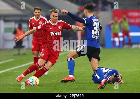 Felix Klaus (Fortuna Düsseldorf) unter druck von Noah Katterbach (Hamburger SV) GER, Fortuna Düsseldorf vs. Hamburger SV, Fussball, 2. Bundesliga, 26. SPIELTAG, SPIELZEIT 2022/2023, 31.03.2023 DFL-VORSCHRIFTEN VERBIETEN DIE VERWENDUNG VON FOTOS ALS BILDSEQUENZEN UND/ODER QUASI-VIDEO. Kredit: Ant Palmer/Alamy Live News Stockfoto