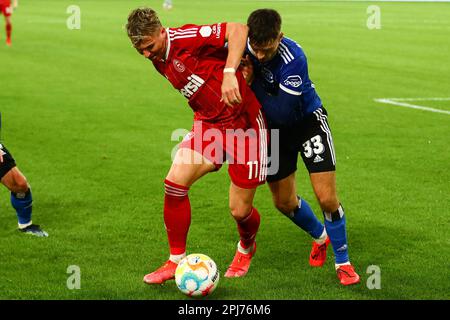 Felix Klaus (Fortuna Düsseldorf) unter druck von Noah Katterbach (Hamburger SV) GER, Fortuna Düsseldorf vs. Hamburger SV, Fussball, 2. Bundesliga, 26. SPIELTAG, SPIELZEIT 2022/2023, 31.03.2023 DFL-VORSCHRIFTEN VERBIETEN DIE VERWENDUNG VON FOTOS ALS BILDSEQUENZEN UND/ODER QUASI-VIDEO. Kredit: Ant Palmer/Alamy Live News Stockfoto