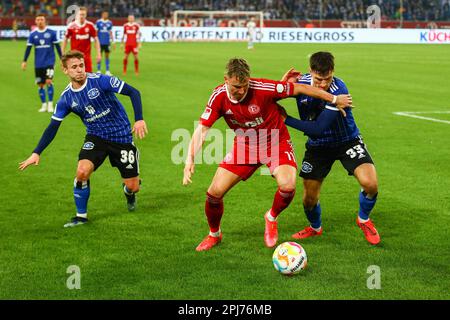 Felix Klaus (Fortuna Düsseldorf) unter druck von Noah Katterbach (Hamburger SV) GER, Fortuna Düsseldorf vs. Hamburger SV, Fussball, 2. Bundesliga, 26. SPIELTAG, SPIELZEIT 2022/2023, 31.03.2023 DFL-VORSCHRIFTEN VERBIETEN DIE VERWENDUNG VON FOTOS ALS BILDSEQUENZEN UND/ODER QUASI-VIDEO. Kredit: Ant Palmer/Alamy Live News Stockfoto