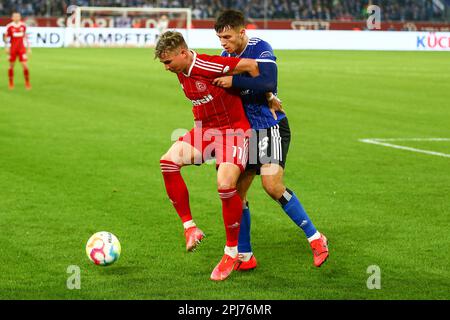 Felix Klaus (Fortuna Düsseldorf) unter druck von Noah Katterbach (Hamburger SV) GER, Fortuna Düsseldorf vs. Hamburger SV, Fussball, 2. Bundesliga, 26. SPIELTAG, SPIELZEIT 2022/2023, 31.03.2023 DFL-VORSCHRIFTEN VERBIETEN DIE VERWENDUNG VON FOTOS ALS BILDSEQUENZEN UND/ODER QUASI-VIDEO. Kredit: Ant Palmer/Alamy Live News Stockfoto