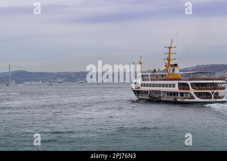 Blick auf den Bosporus. Die berühmte Fähre von Istanbul City Lines mit blauem Himmel. Istanbul, Türkei - März 2023 Stockfoto