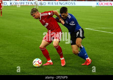 Felix Klaus (Fortuna Düsseldorf) unter druck von Noah Katterbach (Hamburger SV) GER, Fortuna Düsseldorf vs. Hamburger SV, Fussball, 2. Bundesliga, 26. SPIELTAG, SPIELZEIT 2022/2023, 31.03.2023 DFL-VORSCHRIFTEN VERBIETEN DIE VERWENDUNG VON FOTOS ALS BILDSEQUENZEN UND/ODER QUASI-VIDEO. Kredit: Ant Palmer/Alamy Live News Stockfoto