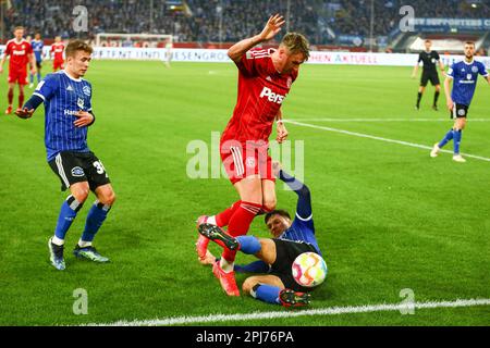 Felix Klaus (Fortuna Düsseldorf) unter druck von Noah Katterbach (Hamburger SV) GER, Fortuna Düsseldorf vs. Hamburger SV, Fussball, 2. Bundesliga, 26. SPIELTAG, SPIELZEIT 2022/2023, 31.03.2023 DFL-VORSCHRIFTEN VERBIETEN DIE VERWENDUNG VON FOTOS ALS BILDSEQUENZEN UND/ODER QUASI-VIDEO. Kredit: Ant Palmer/Alamy Live News Stockfoto