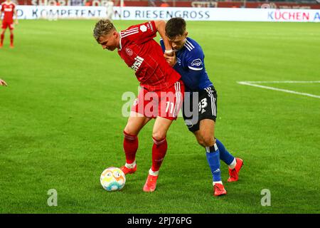 Felix Klaus (Fortuna Düsseldorf) unter druck von Noah Katterbach (Hamburger SV) GER, Fortuna Düsseldorf vs. Hamburger SV, Fussball, 2. Bundesliga, 26. SPIELTAG, SPIELZEIT 2022/2023, 31.03.2023 DFL-VORSCHRIFTEN VERBIETEN DIE VERWENDUNG VON FOTOS ALS BILDSEQUENZEN UND/ODER QUASI-VIDEO. Kredit: Ant Palmer/Alamy Live News Stockfoto