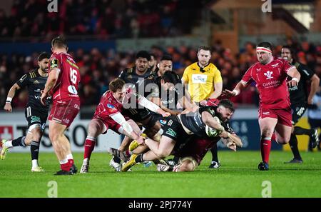 SAM Arnold VON CA Brive wird von Scarlets' Rhys Patchell während der SECHZEHNTEN EPCR Challenge Cup-Runde im Parc y Scarlets, Llanelli, angegriffen. Foto: Freitag, 31. März 2023. Stockfoto