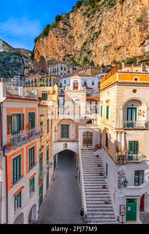 Blick auf die Stadt Atrani, Italien, an der Amalfiküste. Stockfoto