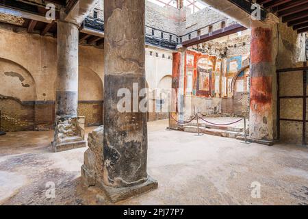 ERCOLANO, ITALIEN - 22. FEBRUAR 2022: Der Augustussaal in den Ruinen von Herculaneum. Stockfoto