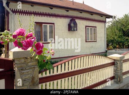 Solonetu Nou, Suceava County, Rumänien, 2001. Kleine Statue der Jungfrau Maria auf der Außenseite eines Hauses in der katholischen polnischen Gemeinde. Stockfoto