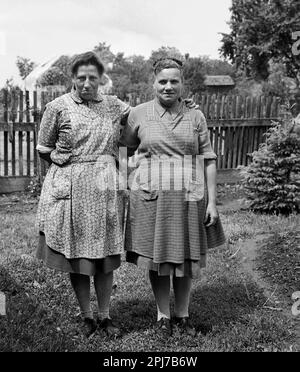 Zwei einheimische Frauen in einem Dorf in Sibiu County, Rumänien, ca. 1977 Stockfoto