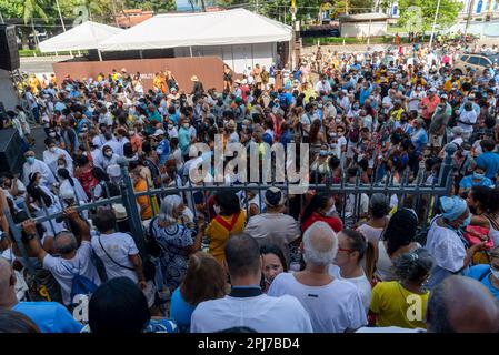 Salvador, Bahia, Brasilien - 08. Dezember 2022: Tausende katholischer Gläubiger nehmen an der Outdoor-Messe zu Ehren von Nossa Senhora da Conceicao da Teil Stockfoto