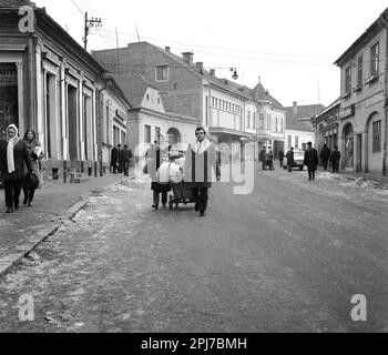 Sibiu County, Sozialistische Republik Rumänien, ca. 1977. Menschen an der Hauptstraße einer Siebenbürgen-Stadt an einem kalten Wintertag. Stockfoto