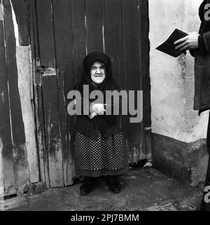 Ältere Frau mit Zwergwuchs im Kreis Sibiu, Rumänien, ca. 1976 Stockfoto