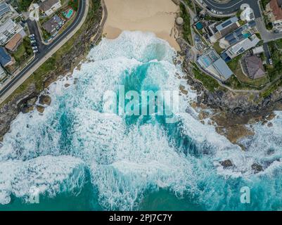 Luftblick auf Tamarama Beach mit mehrlagigen Aven, die in den Strand stürzen. Gelegen in Sydney, Australien, zwischen Bondi und Bronte Stränden. Stockfoto