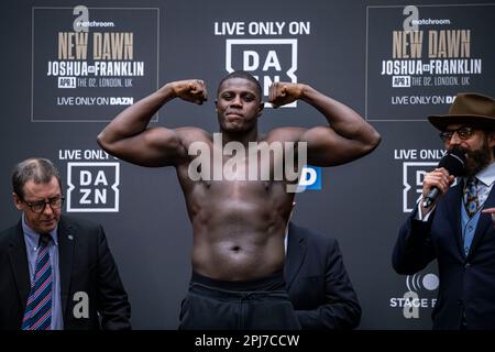 London, Großbritannien. 31. März 2023. Peter Kadiru wiegt beim Wiegen von Joshua gegen Franklin + Undercard in Westfield London, London, Großbritannien am Freitag, den 31. März 2023 in LONDON, ENGLAND. Kredit: Taka G Wu/Alamy Live News Stockfoto