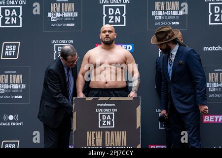 London, Großbritannien. 31. März 2023. Hueseyin Akdemir wiegt beim Wiegen von Joshua gegen Franklin + Undercard in Westfield London, London, Großbritannien am Freitag, den 31. März 2023 in LONDON, ENGLAND. Kredit: Taka G Wu/Alamy Live News Stockfoto