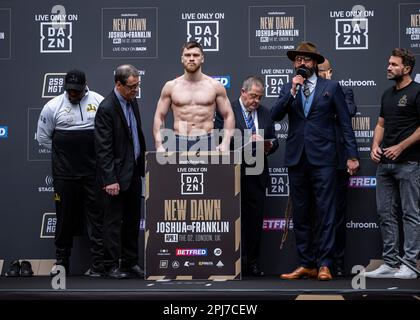 London, Großbritannien. 31. März 2023. Juergen Uldedaj wiegt beim Wiegen von Joshua gegen Franklin + Undercard in Westfield London, London, Großbritannien am Freitag, den 31. März 2023 in LONDON, ENGLAND. Kredit: Taka G Wu/Alamy Live News Stockfoto
