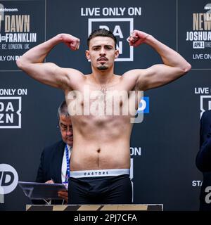 London, Großbritannien. 31. März 2023. John Hedges wiegt beim Wiegen von Joshua gegen Franklin + Undercard in Westfield London, London, Großbritannien am Freitag, den 31. März 2023 in LONDON, ENGLAND. Kredit: Taka G Wu/Alamy Live News Stockfoto