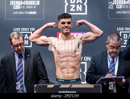 London, Großbritannien. 31. März 2023. Louis Fielding wiegt beim Wiegen von Joshua gegen Franklin + Undercard in Westfield London, London, Großbritannien am Freitag, den 31. März 2023 in LONDON, ENGLAND. Kredit: Taka G Wu/Alamy Live News Stockfoto