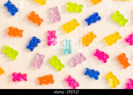 Farbenfrohe fruchtige und leckere Süßigkeiten und Süßigkeiten. Gummibärchen und Gelee-Teddybären sind hinterm Rücken. Stockfoto