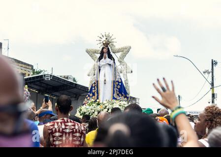 Salvador, Bahia, Brasilien - 08. Dezember 2022: Hunderte katholischer Gläubiger nehmen an der Prozession zu Ehren von Nossa Senhora da Conceicao da Pra Teil Stockfoto