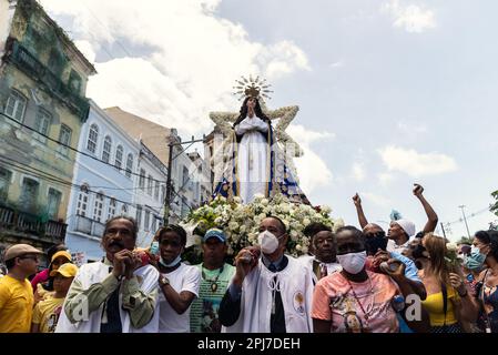 Salvador, Bahia, Brasilien - 08. Dezember 2022: Hunderte katholischer Gläubiger nehmen an der Prozession zu Ehren von Nossa Senhora da Conceicao da Pra Teil Stockfoto