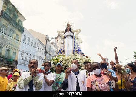 Salvador, Bahia, Brasilien - 08. Dezember 2022: Hunderte katholischer Gläubiger nehmen an der Prozession zu Ehren von Nossa Senhora da Conceicao da Pra Teil Stockfoto