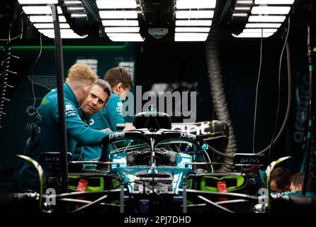 MELBOURNE, AUSTRALIEN, Albert Park Street Circuit, 31. März: Mechaniker arbeiten am Aston Martin AMR23 von Fernando Alonso (ESP) beim australischen Formel-1-Grand Prix auf dem Albert Park Street Circuit am 31. März 2023. Formel 1 - F1 Motorsport, kostenpflichtiges Bild, Foto und Copyright © PETERSON Mark ATP Images (PETERSON Mark / ATP / SPP) Stockfoto