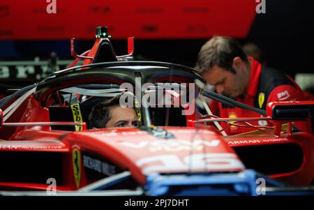 MELBOURNE, AUSTRALIEN, Albert Park Street Circuit, 31. März: Mechaniker arbeiten am Ferrari SF-23 von Charles Leclerc (MCO) beim Grand Prix der australischen Formel 1 auf dem Albert Park Street Circuit am 31. März 2023. Formel 1 - F1 Motorsport, kostenpflichtiges Bild, Foto und Copyright © PETERSON Mark ATP Images (PETERSON Mark / ATP / SPP) Stockfoto