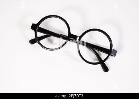 Runde schwarze Brille isoliert auf weißem Hintergrund. Stockfoto