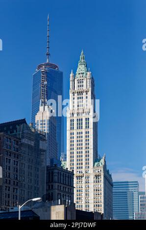 Archivansicht: Auf diesem Foto vom Januar 2014 gehören das fast fertiggestellte One World Trade Center und das Woolworth Building der Skyline. Stockfoto