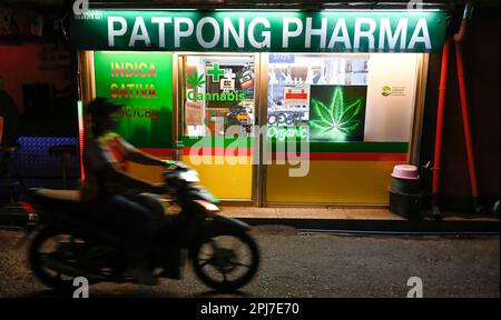 Bangkok, Thailand. 30. März 2023. Eine Detailansicht des Patpong Pharma Cannabisauslasses. Bangkoks berüchtigtes Rotlicht-Unterhaltungsviertel Patpong wurde seit der COVID-19-Pandemie wieder eröffnet. Es ist wieder ein Street Food Nachtmarkt mit nur wenigen Go Go Go Bars, 2 Straßen bieten auch Souvenirs, Kleidung und Schmuck. Seit der Legalisierung von Marihuana am 9. Juni wurden auch Marihuana-Verkaufsstellen in der Region eröffnet. (Foto: Paul Lakatos/SOPA Images/Sipa USA) Guthaben: SIPA USA/Alamy Live News Stockfoto