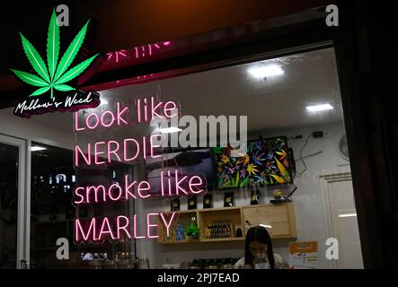 Bangkok, Thailand. 30. März 2023. Eine Detailansicht des Marihuana Outlets von Mellow's Weed. Bangkoks berüchtigtes Rotlicht-Unterhaltungsviertel Patpong wurde seit der COVID-19-Pandemie wieder eröffnet. Es ist wieder ein Street Food Nachtmarkt mit nur wenigen Go Go Go Bars, 2 Straßen bieten auch Souvenirs, Kleidung und Schmuck. Seit der Legalisierung von Marihuana am 9. Juni wurden auch Marihuana-Verkaufsstellen in der Region eröffnet. (Foto: Paul Lakatos/SOPA Images/Sipa USA) Guthaben: SIPA USA/Alamy Live News Stockfoto