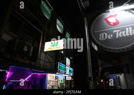 Bangkok, Thailand. 30. März 2023. Detailansicht eines Neonschilds für Gras/Marihuana. Bangkoks berüchtigtes Rotlicht-Unterhaltungsviertel Patpong wurde seit der COVID-19-Pandemie wieder eröffnet. Es ist wieder ein Street Food Nachtmarkt mit nur wenigen Go Go Go Bars, 2 Straßen bieten auch Souvenirs, Kleidung und Schmuck. Seit der Legalisierung von Marihuana am 9. Juni wurden auch Marihuana-Verkaufsstellen in der Region eröffnet. (Foto: Paul Lakatos/SOPA Images/Sipa USA) Guthaben: SIPA USA/Alamy Live News Stockfoto