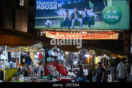 Bangkok, Thailand. 30. März 2023. Ein allgemeiner Blick auf einen Nachtmarkt. Bangkoks berüchtigtes Rotlicht-Unterhaltungsviertel Patpong wurde seit der COVID-19-Pandemie wieder eröffnet. Es ist wieder ein Street Food Nachtmarkt mit nur wenigen Go Go Go Bars, 2 Straßen bieten auch Souvenirs, Kleidung und Schmuck. Seit der Legalisierung von Marihuana am 9. Juni wurden auch Marihuana-Verkaufsstellen in der Region eröffnet. (Foto: Paul Lakatos/SOPA Images/Sipa USA) Guthaben: SIPA USA/Alamy Live News Stockfoto