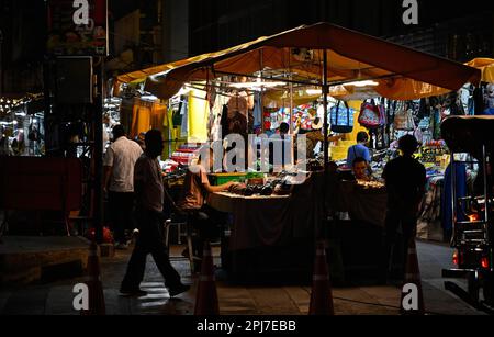 Bangkok, Thailand. 30. März 2023. Ein allgemeiner Überblick über Marktstände, an denen Kleidung, Souvenirs und Schmuckstücke verkauft werden. Bangkoks berüchtigtes Rotlicht-Unterhaltungsviertel Patpong wurde seit der COVID-19-Pandemie wieder eröffnet. Es ist wieder ein Street Food Nachtmarkt mit nur wenigen Go Go Go Bars, 2 Straßen bieten auch Souvenirs, Kleidung und Schmuck. Seit der Legalisierung von Marihuana am 9. Juni wurden auch Marihuana-Verkaufsstellen in der Region eröffnet. (Foto: Paul Lakatos/SOPA Images/Sipa USA) Guthaben: SIPA USA/Alamy Live News Stockfoto