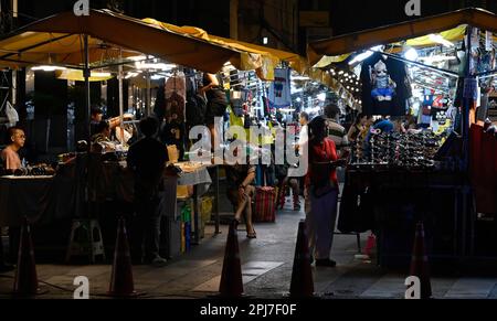 Bangkok, Thailand. 30. März 2023. Ein allgemeiner Überblick über Marktstände, an denen Kleidung, Souvenirs und Schmuckstücke verkauft werden. Bangkoks berüchtigtes Rotlicht-Unterhaltungsviertel Patpong wurde seit der COVID-19-Pandemie wieder eröffnet. Es ist wieder ein Street Food Nachtmarkt mit nur wenigen Go Go Go Bars, 2 Straßen bieten auch Souvenirs, Kleidung und Schmuck. Seit der Legalisierung von Marihuana am 9. Juni wurden auch Marihuana-Verkaufsstellen in der Region eröffnet. (Credit Image: © Paul Lakatos/SOPA Images via ZUMA Press Wire) NUR ZUR REDAKTIONELLEN VERWENDUNG! Nicht für den kommerziellen GEBRAUCH! Stockfoto
