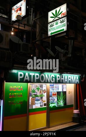 Bangkok, Thailand. 30. März 2023. Eine Detailansicht des Patpong Pharma Cannabisauslasses. Bangkoks berüchtigtes Rotlicht-Unterhaltungsviertel Patpong wurde seit der COVID-19-Pandemie wieder eröffnet. Es ist wieder ein Street Food Nachtmarkt mit nur wenigen Go Go Go Bars, 2 Straßen bieten auch Souvenirs, Kleidung und Schmuck. Seit der Legalisierung von Marihuana am 9. Juni wurden auch Marihuana-Verkaufsstellen in der Region eröffnet. (Credit Image: © Paul Lakatos/SOPA Images via ZUMA Press Wire) NUR ZUR REDAKTIONELLEN VERWENDUNG! Nicht für den kommerziellen GEBRAUCH! Stockfoto