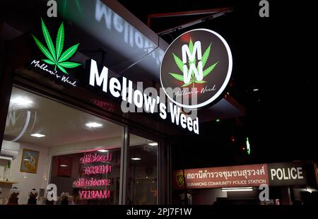 Bangkok, Thailand. 30. März 2023. Eine Detailansicht des Marihuana Outlets von Mellow's Weed. Bangkoks berüchtigtes Rotlicht-Unterhaltungsviertel Patpong wurde seit der COVID-19-Pandemie wieder eröffnet. Es ist wieder ein Street Food Nachtmarkt mit nur wenigen Go Go Go Bars, 2 Straßen bieten auch Souvenirs, Kleidung und Schmuck. Seit der Legalisierung von Marihuana am 9. Juni wurden auch Marihuana-Verkaufsstellen in der Region eröffnet. (Credit Image: © Paul Lakatos/SOPA Images via ZUMA Press Wire) NUR ZUR REDAKTIONELLEN VERWENDUNG! Nicht für den kommerziellen GEBRAUCH! Stockfoto